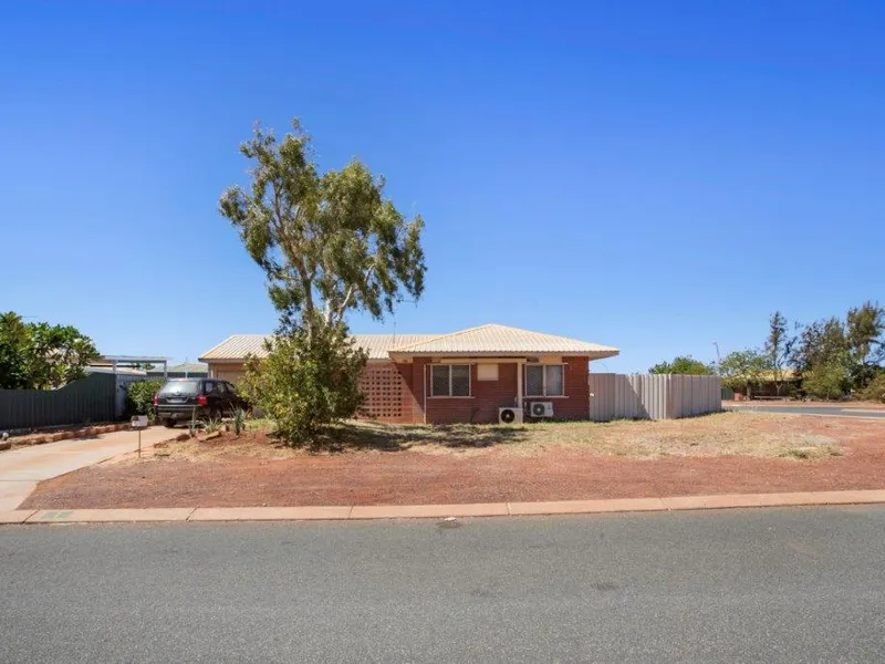 NEAT BRICK HOME ON A CORNER BLOCK WITH PLUNGE POOL!