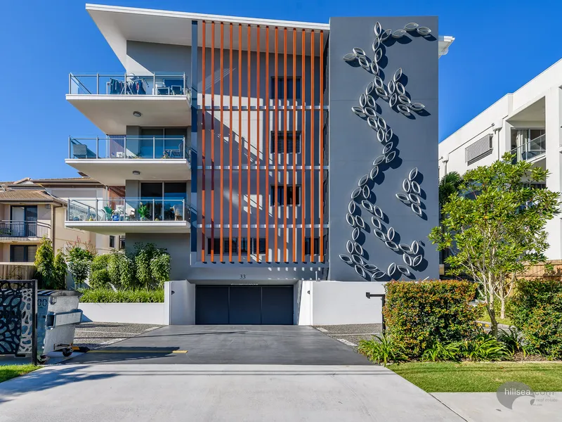 BEAUTIFUL BRAND NEW UNITS - WALK TO THE BROADWATER