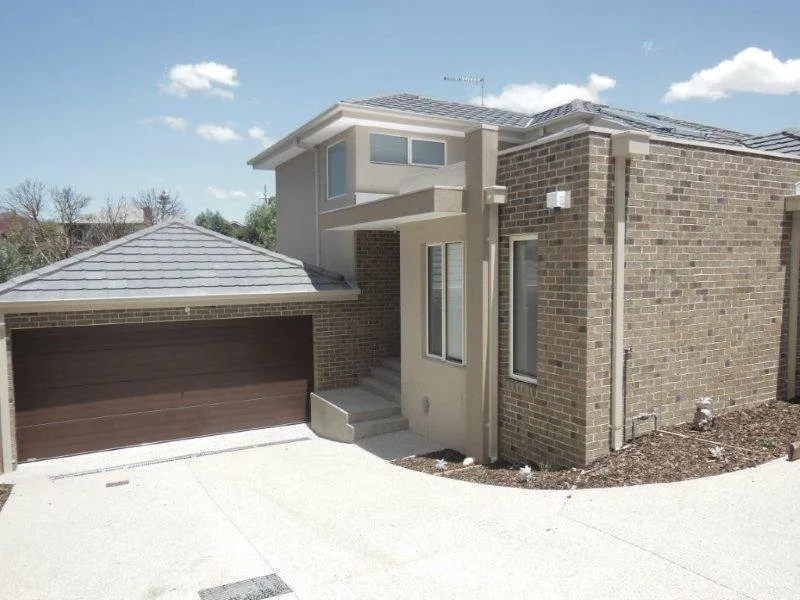 STUNNING SPLIT-LEVEL TOWNHOUSE!