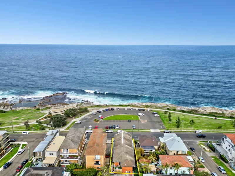 Oceanside Pad with Dazzling Views - Dream Buying in a Coveted Beachside Setting