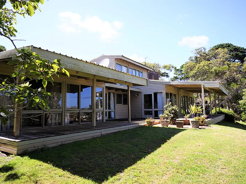 'ELOUERA' ABSOLUTE WATERFRONT LOCATION - Home plus Cottage.  3 ACRES- 3 TITLES!