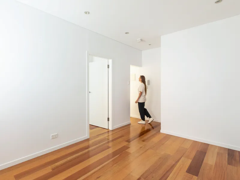 Unfurnished one bedroom apartment, walk everywhere