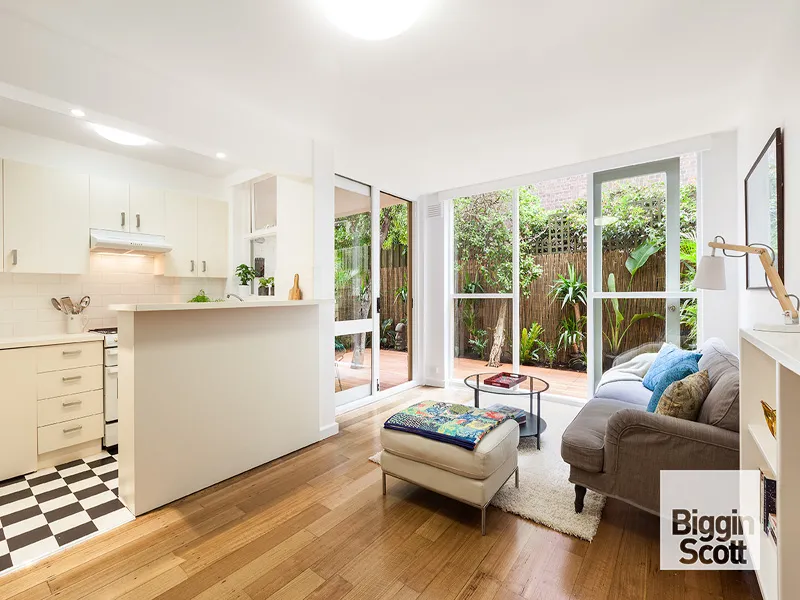 BRIGHT APARTMENT WITH PRIVATE COURTYARD!