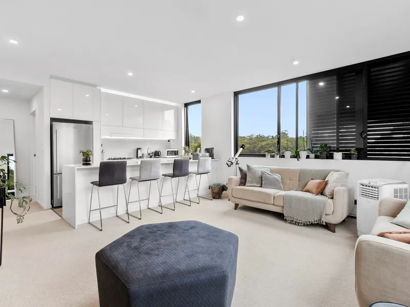 OVERSIZED EXECUTIVE STYLE APARTMENT (CAN BE LEASED FURNISHED)