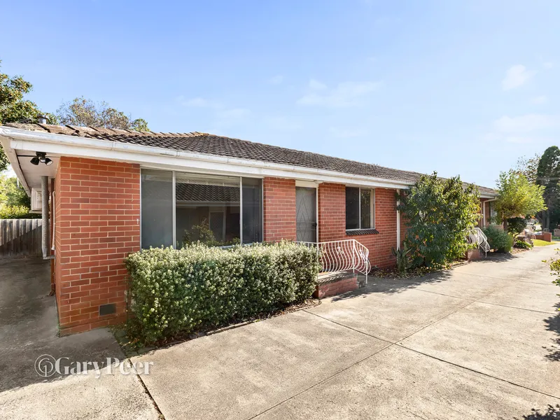 Single level, spacious & superbly located