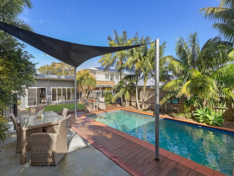 Charming Single Level Cottage With Pool & Cabana