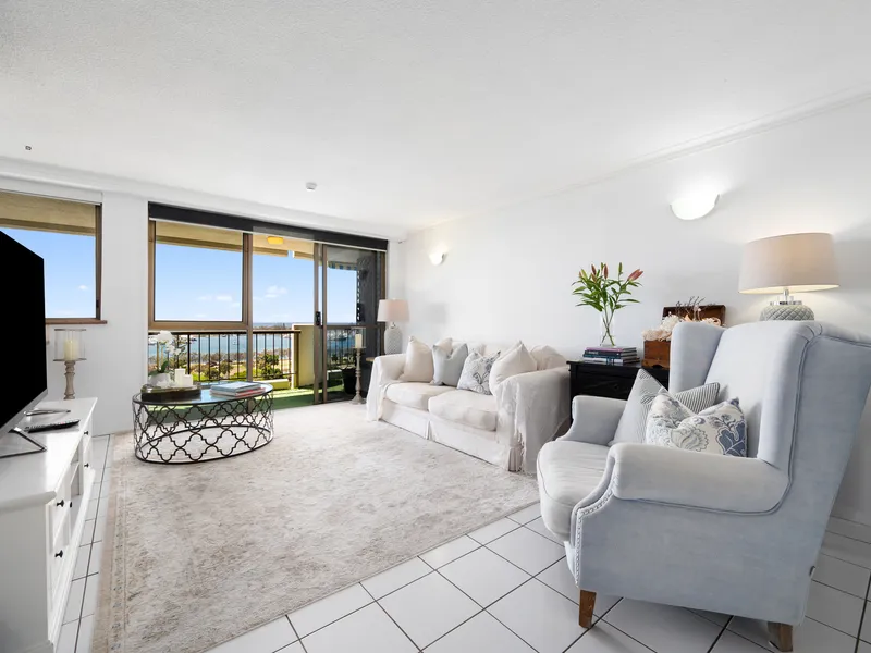 STUNNING BROADWATER AND CITY VIEWS