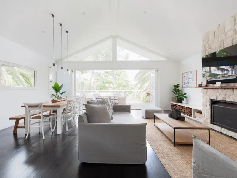 Modern Family Entertainer Just Minutes’ Walk to Beach