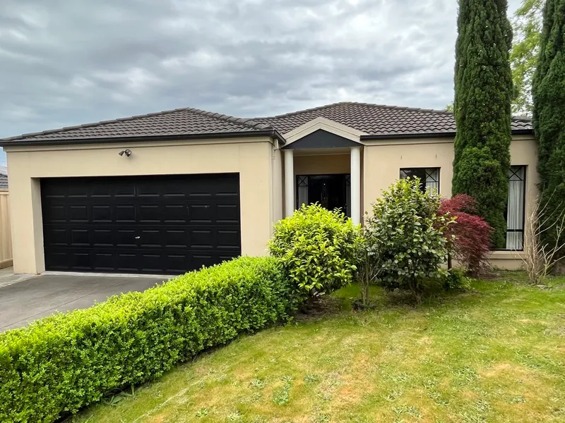 SPACIOUS FAMILY HOME IN A COURT LOCATION.