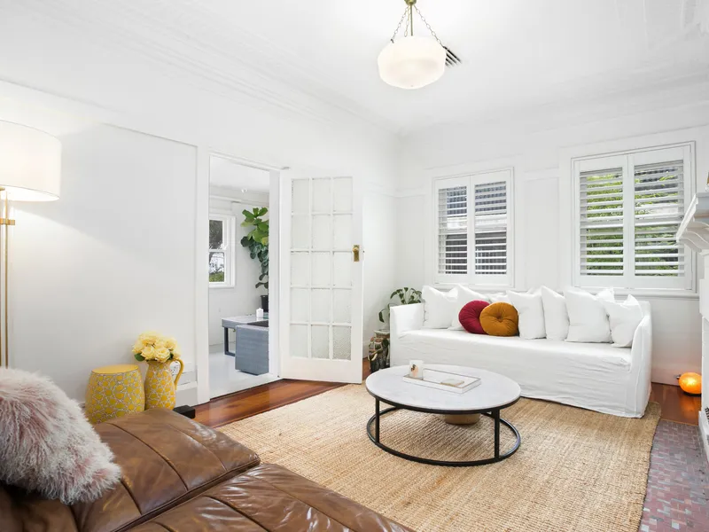 House-like Art Deco apartment with lock-up garage