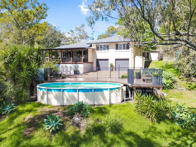 Relaxed lifestyle living - 5* generous acres - exceptional valley views!