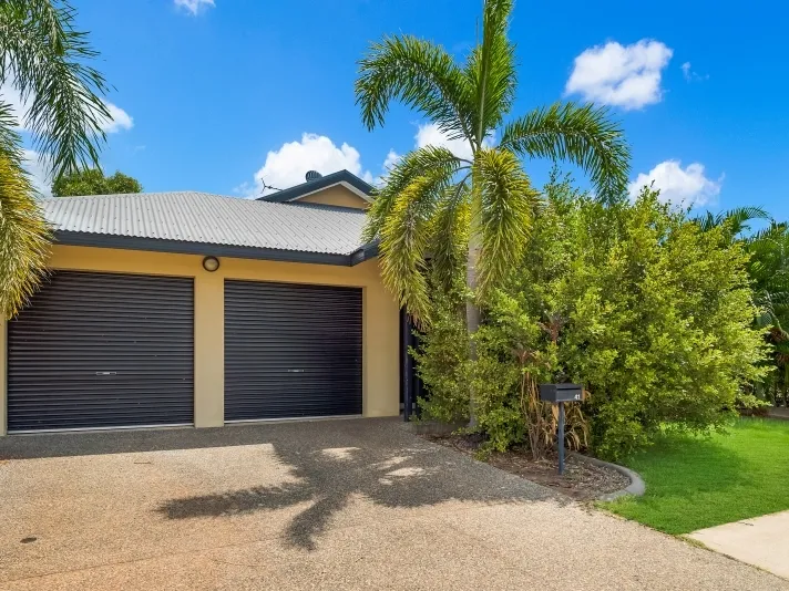 IMMACULATE FAMILY HOME WITH SPARKLING POOL!