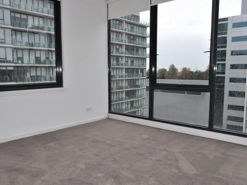 Spacious 3 bedroom apartment situated on the 9th floor of the Metro building