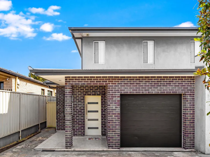 STYLISH AND CONTEMPORARY THREE BEDROOM DUPLEX