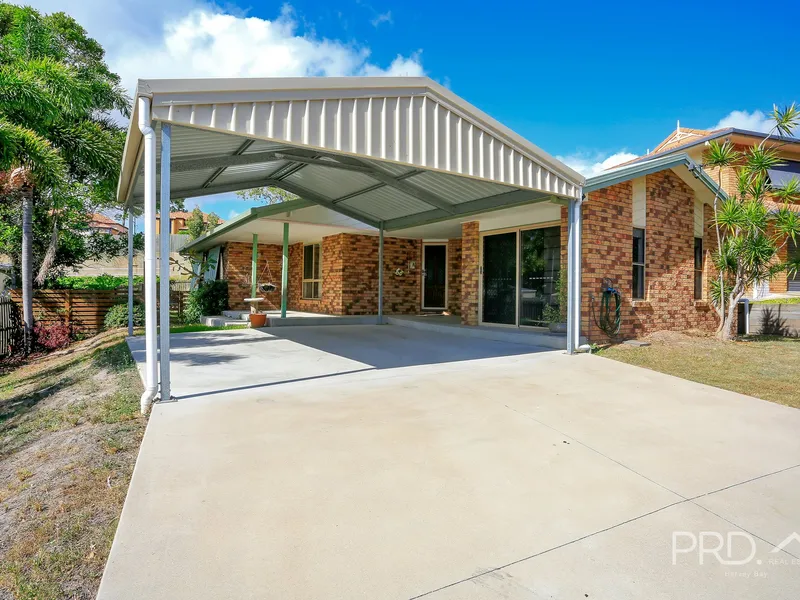 ESTABLISHED LOCATION IN TORQUAY - QUIET CUL DE SAC - 3 BEDROOMS - WALK TO BEACH - HIGH CARPORT FOR BOAT OR VAN