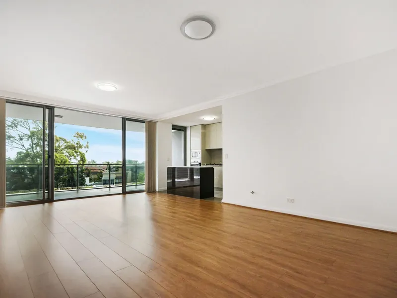 OVERSIZED APARTMENT WITH LARGE ENTERTAINING BALCONY, PERFECT FOR SUMMER!