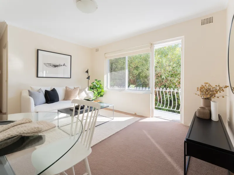 Light-filled brick apartment in Excellent Location