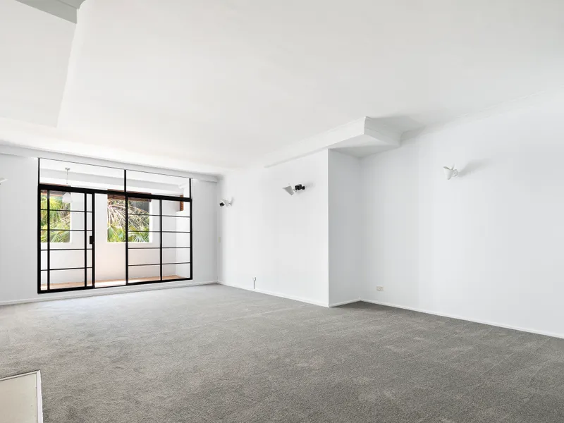 Open-plan apartment, freshly painted & carpeted, new AC