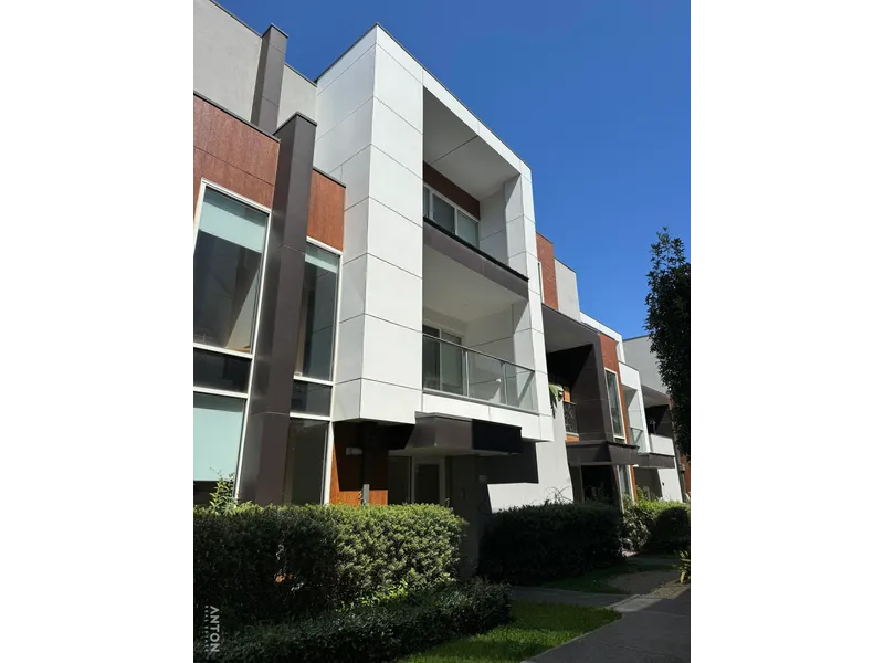 Spacious 3-Level Townhouse in Box Hill