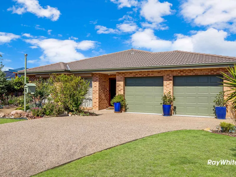 Sundrenched - Entertainers Delight - Family Home minutes away from town and the beach