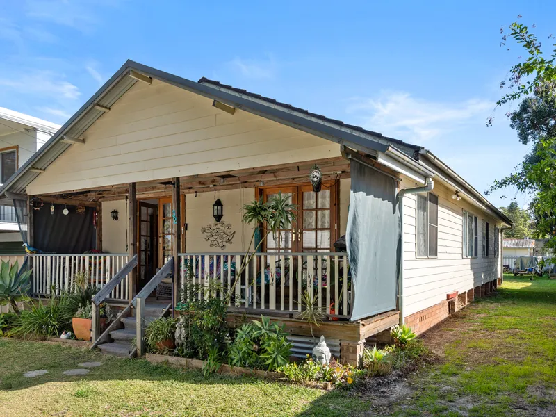 A HOME FULL OF CHARACTER !