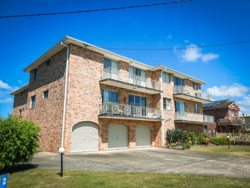 Two bedroom unit in Tuncurry walking distance to Wallis Lake
