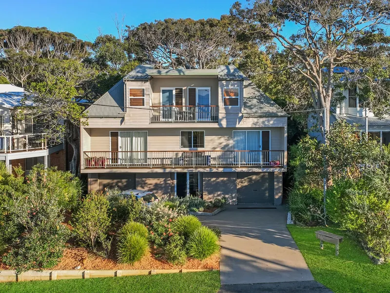 LARGE FAMILY HOME WITH OCEAN VIEWS