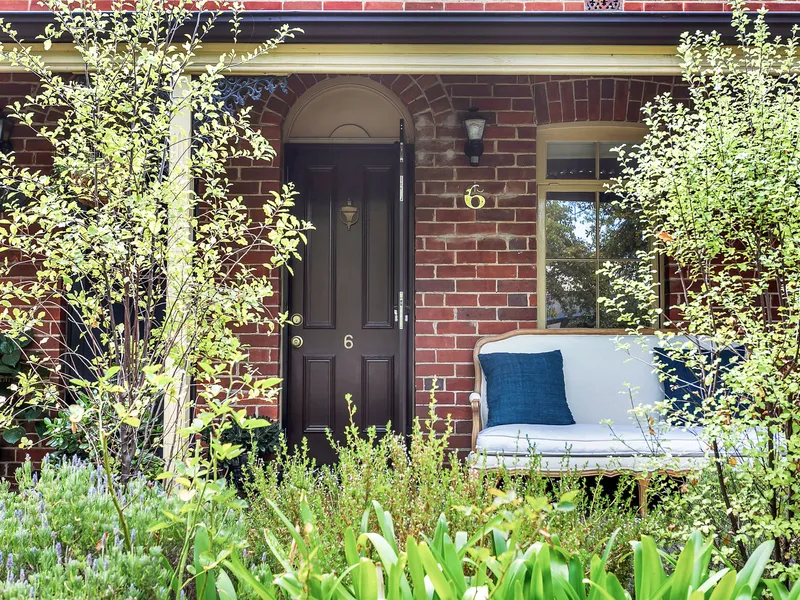 Check-in for 2 in a sweet row cottage!