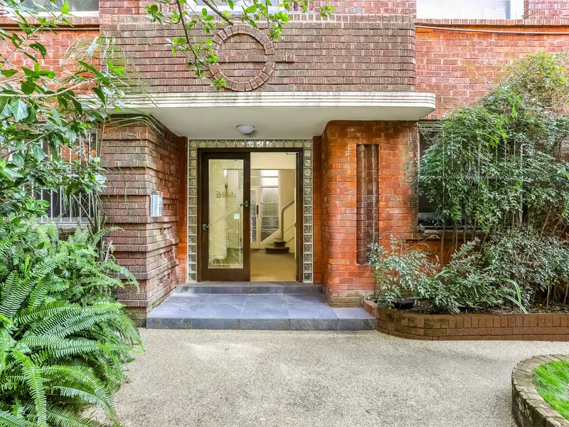 Idyllic beachside haven a stroll to the sand and surf