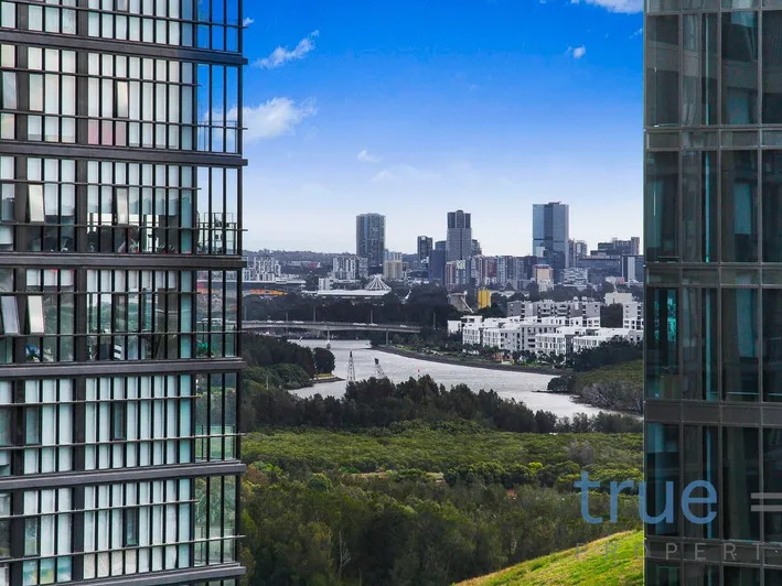 LUXURIOUS EXECUTIVE RESIDENCE WITH BREATHTAKING VIEWS BOASTING ULTRA MODERN FINISHES