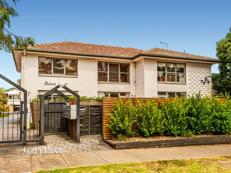 Courtyard entertainer in prime locale