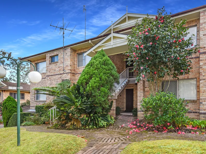 SPACIOUS VERY SUNNY THREE BEDROOM GROUND FLOOR UNIT ALTHOUGH MORE LIKE A HOUSE!