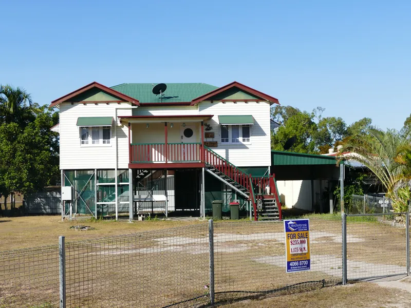 Ripper Queenslander...Big lot... One street to the beach!
