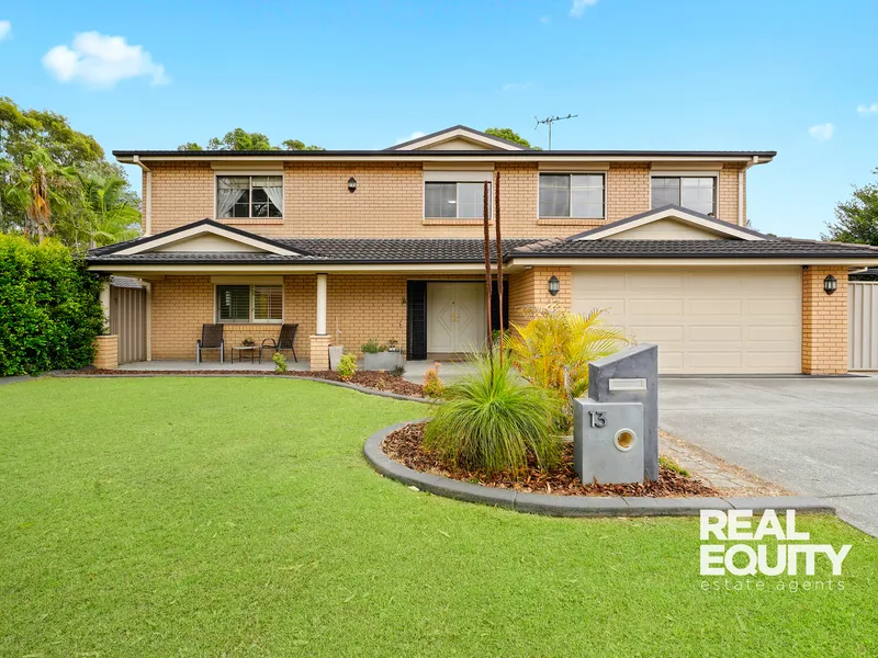 Spacious Entertainers Haven With Picturesque Parkside Surrounds