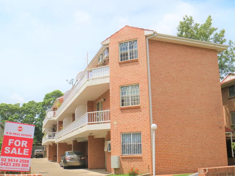 SHORT WALK TO STATION AND SHOPS