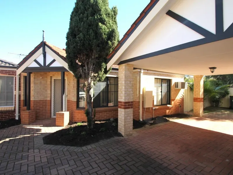 3 x 2 VILLA IN WOODBRIDGE!