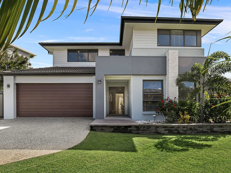 LUXURIOUS COASTAL RESORT