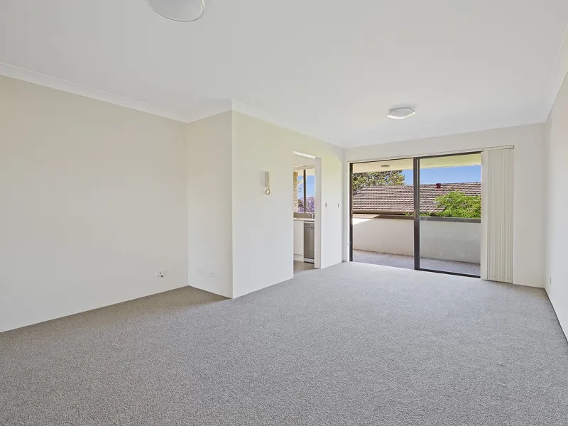 Renovated Top Floor Apartment - Back of the block