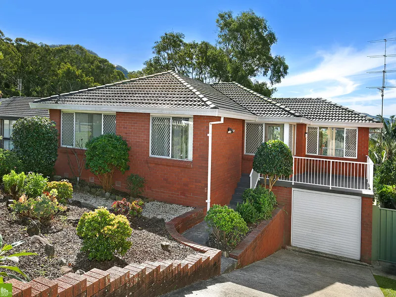 LARGE FAMILY HOME WITH VERSATILE LAYOUT!