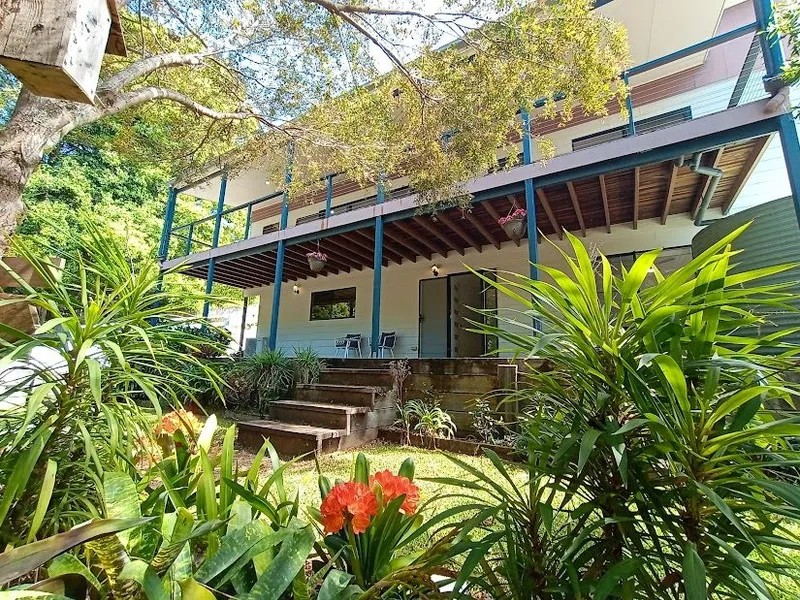 STUNNING LARGE AND MODERN FAMILY HOME