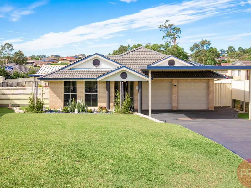 Family stunner in quiet location!