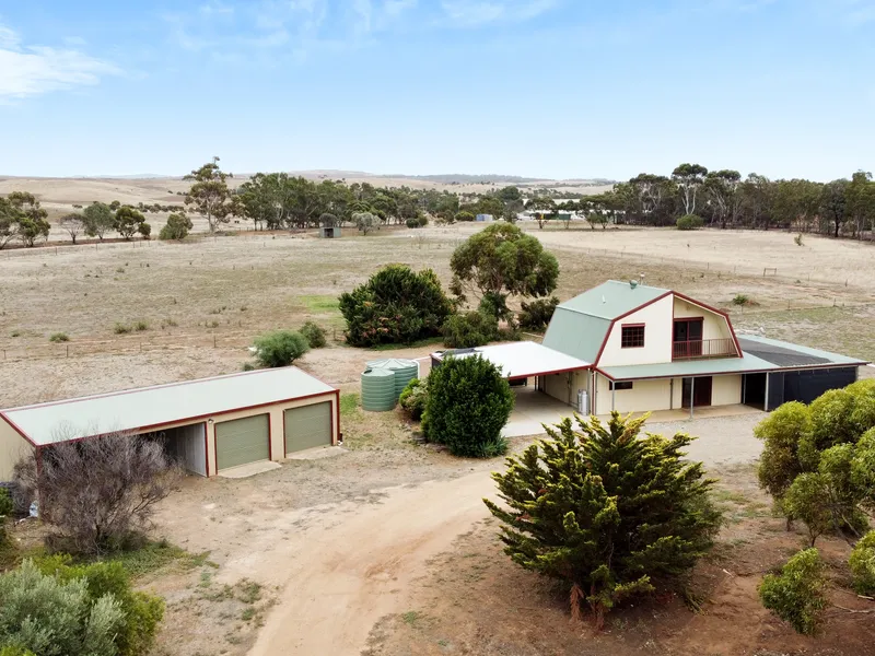 Acreage living in the heart of Callington