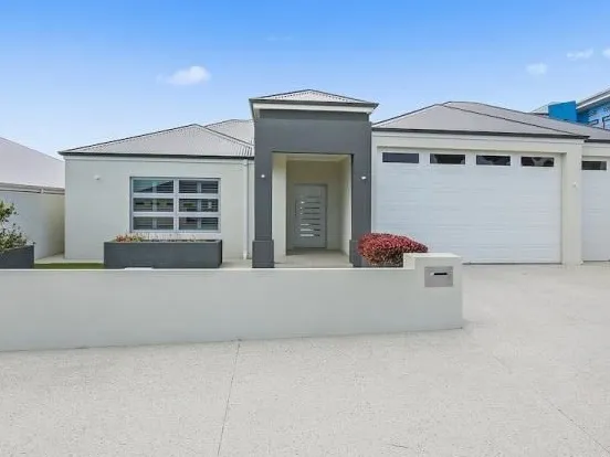 TOUCH OF LUXURY AND THE BEACH SIDE !