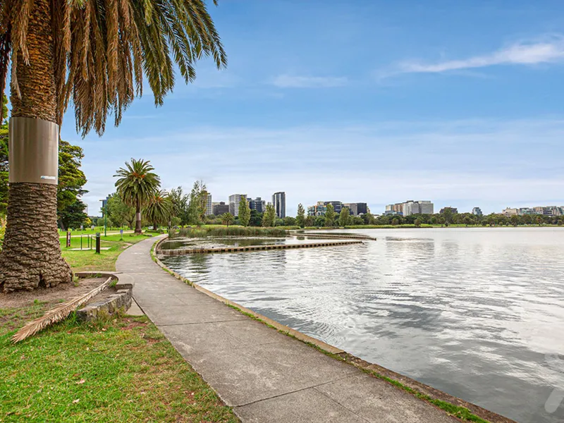 Exclusive & Spacious By The Lake