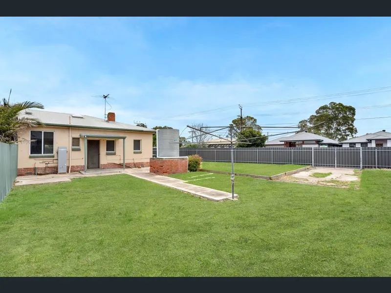 FULLY FENCED HOME, LOTS OF OUTDOOR SPACE, IDEAL FOR PETS AND CLOSE TO EVERYTHING!! 6 MONTH LEASE TO BEGIN..