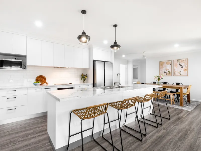 LUXURY LIVING IN ANDERGROVE LAKES