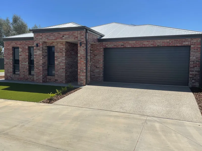 Near new townhouse in ideal location