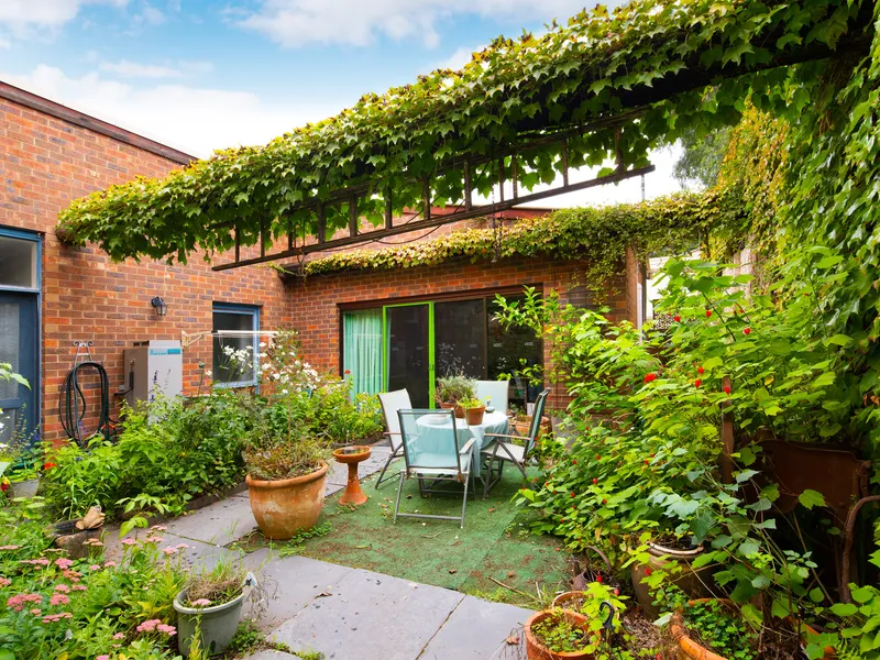 BOUTIQUE GARDEN TOWNHOUSE Mostyn Street locale offers a peaceful, walk everywhere lifestyle!