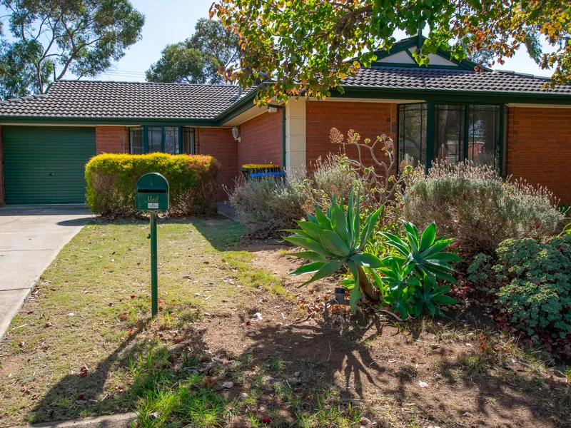 Excellent location - very affordable 3 bedroom family house with lovely entertaining areas in quiet secluded street! Pets welcome!