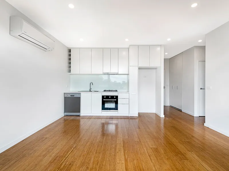 Near new apartment with great views! Storage cage included!